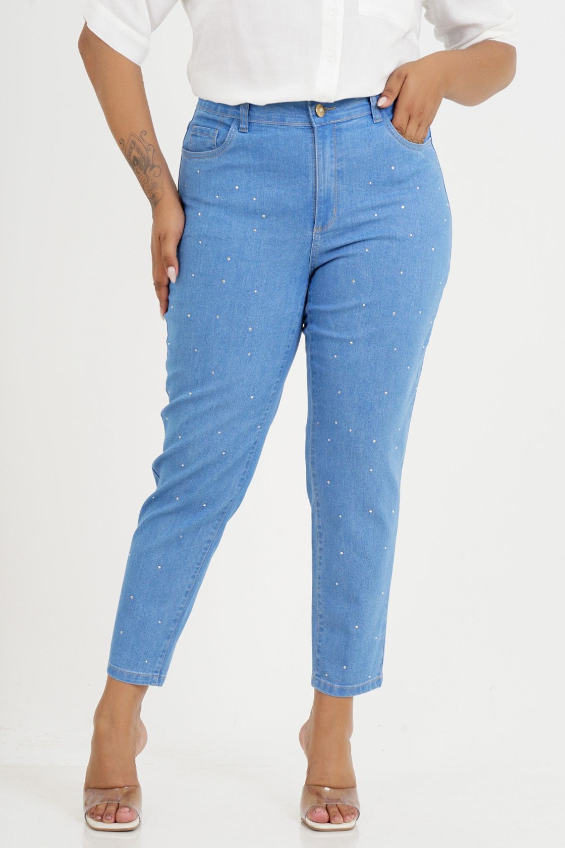 calça plus size mom jeans detalhe de strass